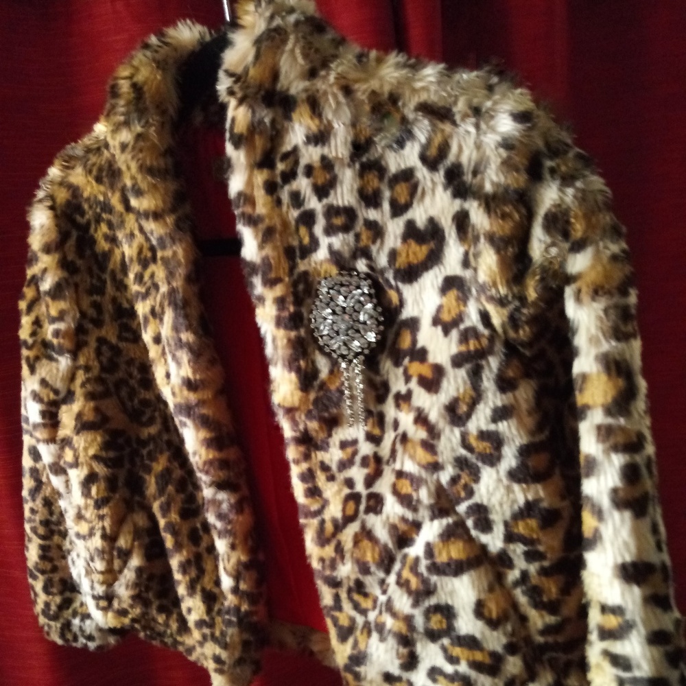 Princes Vera Wang Faux Fur Coat Brooch Attached.